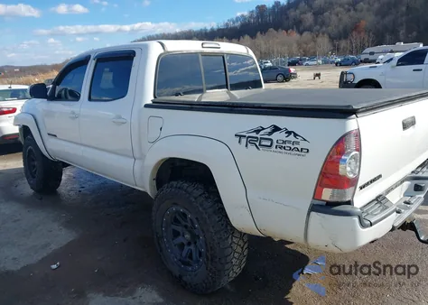 2015 Toyota Tacoma Base V6 z USA, uszkodzony, nr VIN 5TFLU4EN4FX127928